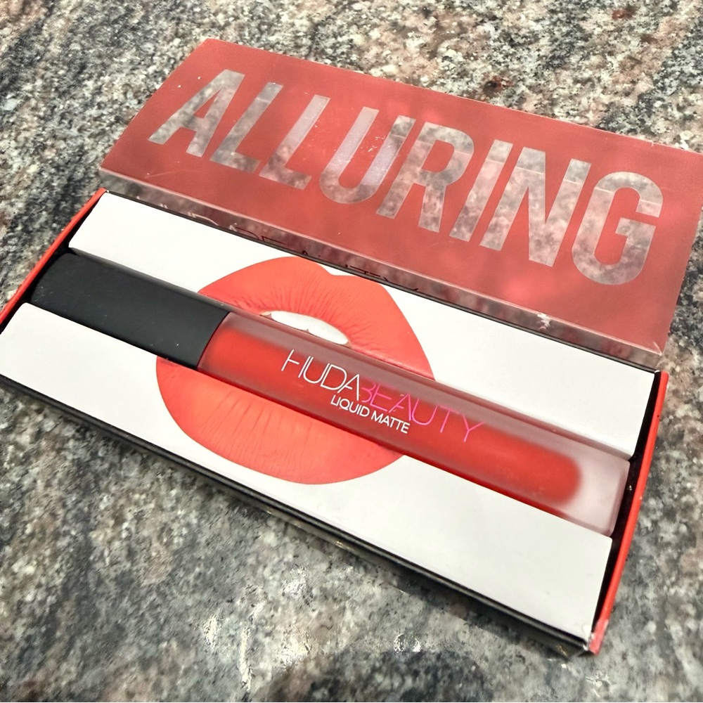 HUDA BEAUTY Alluring Liquid Matte Lipstick - Deep Coral Red
